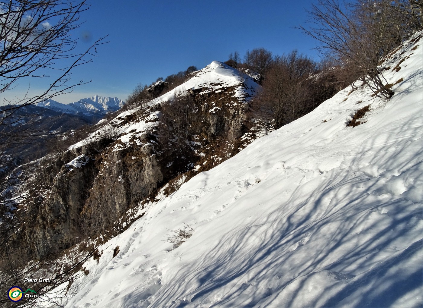 64 Scendo con attenzione pestando neve rammollita e scivolosa.JPG